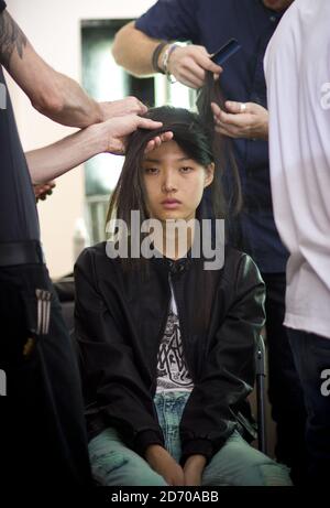 Models bereiten Backstage auf der Nicole Farhi Fashion Show vor, die im Rahmen der London Fashion Week auf der RIBA stattfindet. Stockfoto