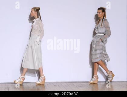 Ein Model auf dem Laufsteg bei der Nicole Farhi Fashion Show, die im Rahmen der London Fashion Week auf der RIBA stattfand. Stockfoto