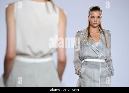 Ein Model auf dem Laufsteg bei der Nicole Farhi Fashion Show, die im Rahmen der London Fashion Week auf der RIBA stattfand. Stockfoto