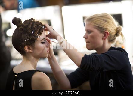 Models bereiten sich backstage vor der Temperley Fashion Show vor, die im Rahmen der London Fashion Week in den Connaught Rooms stattfindet. Stockfoto