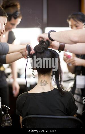 Models bereiten sich backstage vor der Temperley Fashion Show vor, die im Rahmen der London Fashion Week in den Connaught Rooms stattfindet. Stockfoto