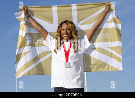 Alexandra Burke beim Virgin Active London Triathlon, der die Menschen dazu ermutigte, „Ihre persönliche Bestleistung zu sein“, im Excel Center im Osten Londons. Stockfoto