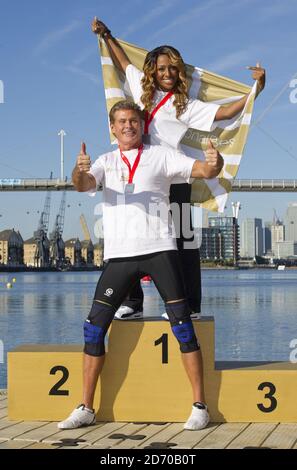 Alexandra Burke und David Hasselhoff beim Virgin Active London Triathlon, der die Menschen dazu animiert hat, „Ihre persönliche Bestleistung zu sein“, im Excel Center im Osten Londons. Stockfoto