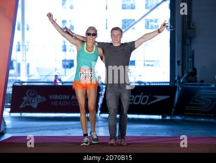 Nell McAndrew beim Ziel des Virgin Active London Triathlon, der die Menschen dazu ermutigte, „Ihre persönliche Bestleistung zu sein“, im Excel Center im Osten Londons. Stockfoto