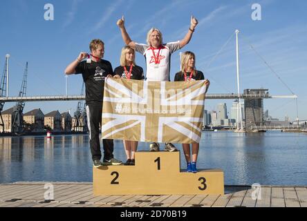 Richard, Holly und Sam Branson mit Isabella Calthorpe beim Start des Virgin Active London Triathlon, der die Menschen dazu ermutigte, "Ihre persönliche Bestleistung zu sein", im Excel Center im Osten Londons. Stockfoto