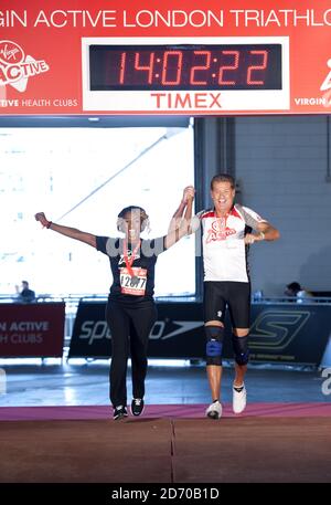 Alexandra Burke und David Hasselhoff beim Ziel des Virgin Active London Triathlon, der die Menschen dazu ermutigte, "Ihre persönliche Bestleistung zu sein", im Excel Center im Osten Londons. Stockfoto