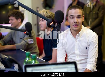 Louis Tomlinson, Niall Horan und Liam Payne von One Direction im Interview mit Dave Berry und Lisa Snowdon in ihren Studios am Leicester Square, London. Stockfoto
