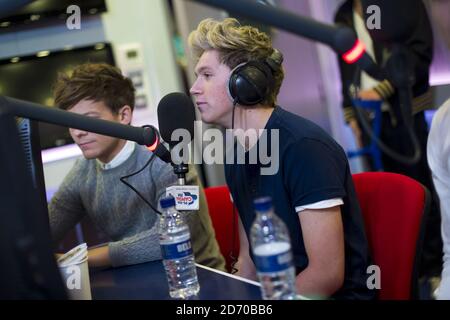 Louis Tomlinson und Niall Horan von One Direction im Interview mit Dave Berry und Lisa Snowdon in ihren Studios am Leicester Square, London. Stockfoto