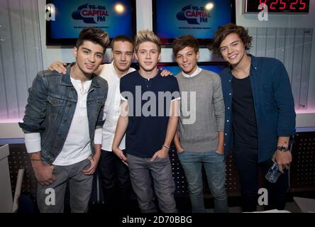 One Direction (l-r Zayn Malik, Liam Payne, Niall Horan, Louis Tomlinson und Harry Styles) im Interview mit Dave Berry und Lisa Snowdon in ihren Studios am Leicester Square, London. Stockfoto