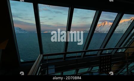 Øksfjord, Norwegen - 03/02/2019: Blick vom Panorama Deck des Hurtigruten Kreuzfahrtschiffes MS Trollfjord mit arktischem Meer im Winter und schneebedeckten Bergen. Stockfoto