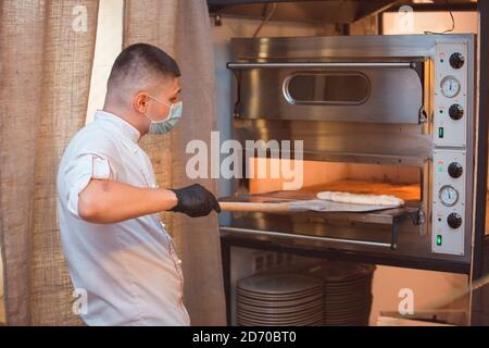 Arbeit des Personals, das während einer Pandemie medizinische Masken trägt Stockfoto