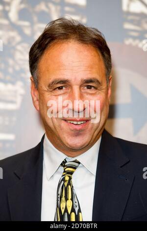 Anthony Horowitz nimmt an den ITV Crfime Thriller Awards im Grosvenor Hotel im Zentrum von London Teil. Stockfoto