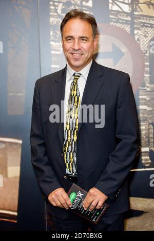 Anthony Horowitz nimmt an den ITV Crfime Thriller Awards im Grosvenor Hotel im Zentrum von London Teil. Stockfoto