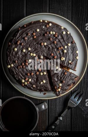 Süßer Schokoladenkuchen auf schwarzem Tisch. Draufsicht. Stockfoto