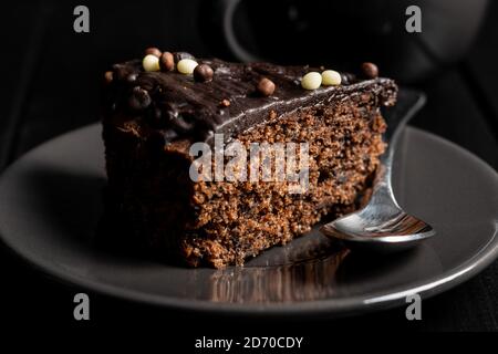 Stück Schokoladenkuchen auf Dessertplatte. Stockfoto