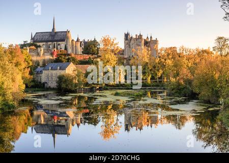 Frankreich, Maine et Loire, Loire Anjou Touraine Regional Naturpark, Montreuil Bellay, Thouet Fluss, Notre Dame Stiftskirche und das Schloss // Fra Stockfoto