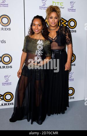 Rozonda 'Chili' Thomas und Tionne 'T-Boz' Watkins im Presseraum hinter der Bühne bei den MOBO Awards 2012, in der Echo Arena in Liverpool. Stockfoto