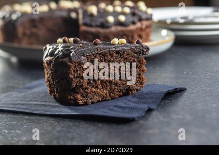 Stück Schokoladenkuchen schwarzen Tisch. Stockfoto