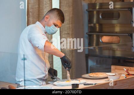 Arbeit des Personals, das während einer Pandemie medizinische Masken trägt Stockfoto