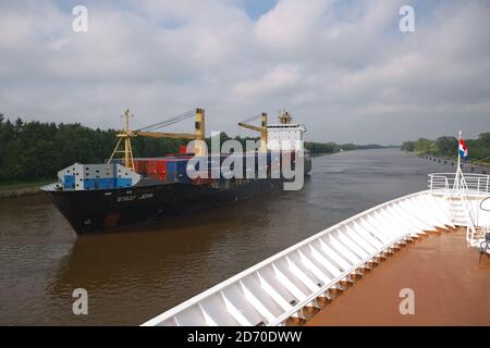 Kiel, Deutschland - 23. Mai 2017: Kreuzfahrtschiff und Containerschiff auf dem Kieler Kanal in Deutschland. Stockfoto