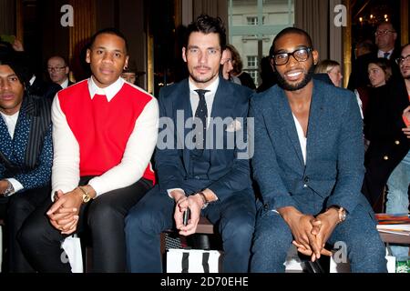 Reggie Yates, David Gandy und Tinie Tapah in der ersten Reihe bei der Richard James Modenschau, die im Rahmen von London Collections: Men im Cafe Royal im Zentrum von London stattfand. Stockfoto