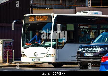 Bukarest öffentlichen Verkehrsmitteln STB Bus im Verkehr Bukarest, Rumänien, 2020 Stockfoto