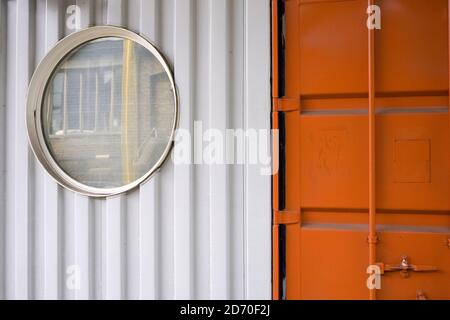 Allgemeine Ansicht von Trinity Buoy Wharf, einer Gemeinde aus alten Schiffscontainern, in Canning Town, East London. Stockfoto