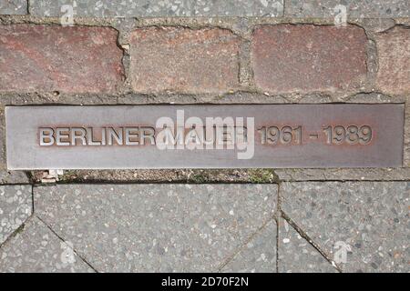Ort der Berliner Mauer bis 1989, blieb Fundament der Mauer mit Informationen als Teil einer Straße in der Nähe von Checkpoint Charlie war eine Berliner Mauer cr Stockfoto