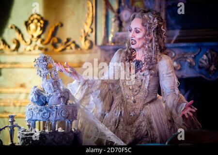 Paula Wilcox spielt Miss Havisham während einer Generalprobe für Great Expectations im Vaudeville Theatre im Zentrum von London. Stockfoto