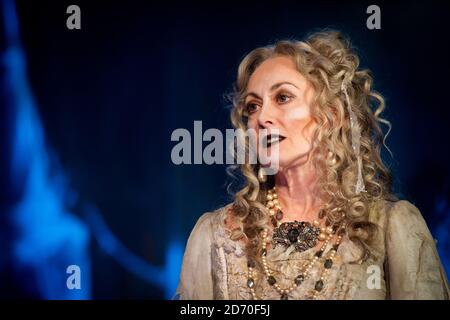 Paula Wilcox spielt Miss Havisham während einer Generalprobe für Great Expectations im Vaudeville Theatre im Zentrum von London. Stockfoto