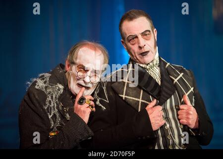 James Vaughan spielt Wemmick und Jack Ellis spielt Jaggers während einer Generalprobe für Great Expectations im Vaudeville Theatre im Zentrum von London. Stockfoto