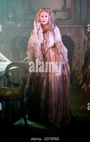 Paula Wilcox spielt Miss Havisham während einer Generalprobe für Great Expectations im Vaudeville Theatre im Zentrum von London. Stockfoto