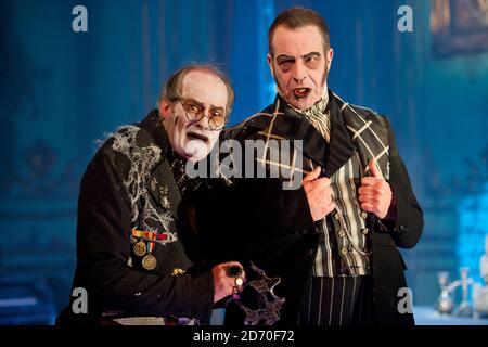 James Vaughan spielt Wemmick und Jack Ellis spielt Jaggers während einer Generalprobe für Great Expectations im Vaudeville Theatre im Zentrum von London. Stockfoto