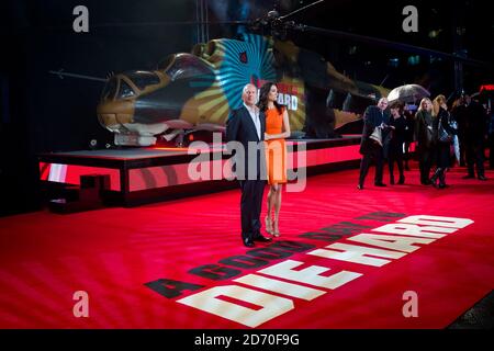 Bruce Willis und Frau Emma Heming bei der Premiere VON A Good Day to die Hard im Empire-Kino am Leicester Square, London. Stockfoto