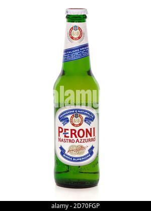 BUKAREST, RUMÄNIEN - 22. AUGUST 2015. Flasche Peroni Nastro Azzurro Bier isoliert auf weiß Stockfoto