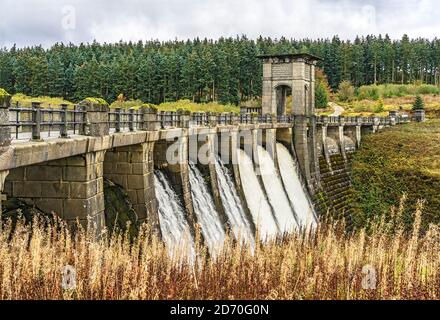 Alwen Resevoir Damn on Denbigh Moors (Mynydd Hiraethog) Überfluss nach starkem Regen Conwy County North Wales UK September 2019 2366 Stockfoto