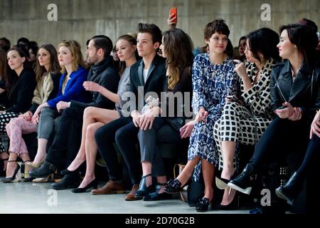 Olivia Palermo, Michael Polish, Kate Bosworth, Louis Tomlinson, Eleanor Calder, Pixie Geldof und Daisy Lowe in der ersten Reihe im Top Shop Unique, während der Herbst/Winter 2013 Catwalk Show im Rahmen der London Fashion Week in der Tate Modern, London. Stockfoto