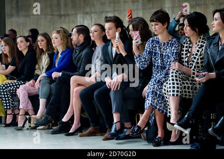 Victoria Pendleton, Olivia Palermo, Michael Polish, Kate Bosworth, Louis Tomlinson, Eleanor Calder, Pixie Geldof und Daisy Lowe in der ersten Reihe im Top Shop Unique, während der Herbst/Winter 2013 Catwalk Show im Rahmen der London Fashion Week in der Tate Modern, London. Stockfoto