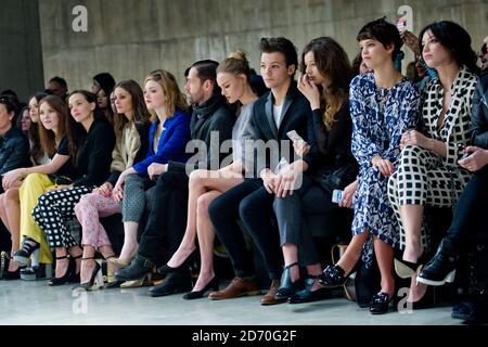 Victoria Pendleton, Olivia Palermo, Michael Polish, Kate Bosworth, Louis Tomlinson, Eleanor Calder, Pixie Geldof und Daisy Lowe in der ersten Reihe im Top Shop Unique, während der Herbst/Winter 2013 Catwalk Show im Rahmen der London Fashion Week in der Tate Modern, London. Stockfoto