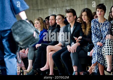 Michael Polish, Kate Bosworth, Louis Tomlinson, Eleanor Calder, Pixie Geldof und Daisy Lowe in der ersten Reihe im Top Shop Unique, während der Herbst/Winter 2013 Catwalk Show im Rahmen der London Fashion Week in der Tate Modern, London. Stockfoto