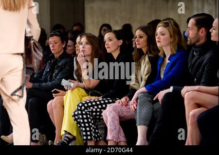 Victoria Pendleton und Olivia Palermo in der ersten Reihe im Top Shop Unique, während der Herbst/Winter 2013 Catwalk Show im Rahmen der London Fashion Week in der Tate Modern, London. Stockfoto