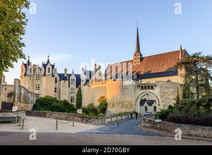 Frankreich, Maine et Loire, Loire Anjou Touraine Regional Naturpark, Montreuil Bellay, Notre Dame Stiftskirche und das Schloss // Frankreich, Maine et Stockfoto