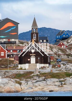 Stadt Ilulissat und Zions Kirche am Ufer der Disko Bay in Westgrönland, Zentrum für Tourismus, Verwaltung und Wirtschaft. Der eisfjord in der Nähe ist l Stockfoto