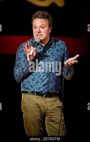 Hal Cruttenden im Shepherd's Bush Empire in London auf der Bühne der war Child Comedy Night, einer Wohltätigkeitsorganisation, die Kindern in konfliktbetroffenen Ländern hilft. Stockfoto