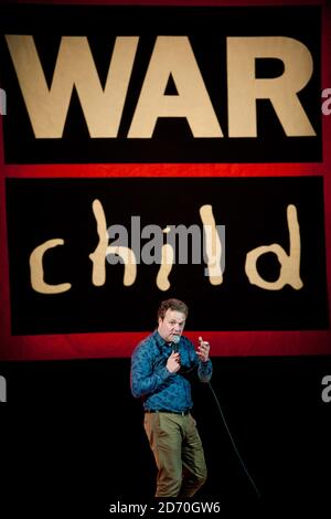 Hal Cruttenden im Shepherd's Bush Empire in London auf der Bühne der war Child Comedy Night, einer Wohltätigkeitsorganisation, die Kindern in konfliktbetroffenen Ländern hilft. Stockfoto