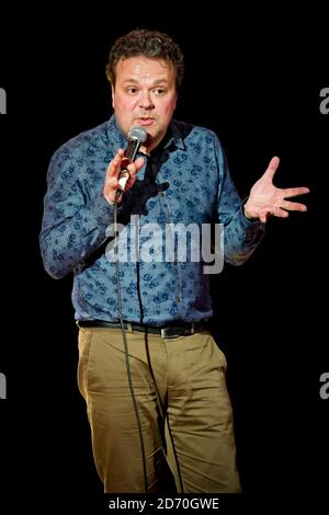 Hal Cruttenden im Shepherd's Bush Empire in London auf der Bühne der war Child Comedy Night, einer Wohltätigkeitsorganisation, die Kindern in konfliktbetroffenen Ländern hilft. Stockfoto