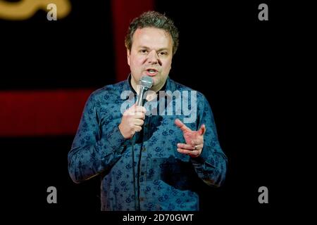 Hal Cruttenden im Shepherd's Bush Empire in London auf der Bühne der war Child Comedy Night, einer Wohltätigkeitsorganisation, die Kindern in konfliktbetroffenen Ländern hilft. Stockfoto