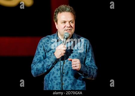 Hal Cruttenden im Shepherd's Bush Empire in London auf der Bühne der war Child Comedy Night, einer Wohltätigkeitsorganisation, die Kindern in konfliktbetroffenen Ländern hilft. Stockfoto