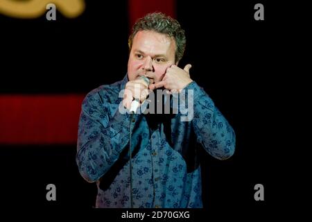 Hal Cruttenden im Shepherd's Bush Empire in London auf der Bühne der war Child Comedy Night, einer Wohltätigkeitsorganisation, die Kindern in konfliktbetroffenen Ländern hilft. Stockfoto