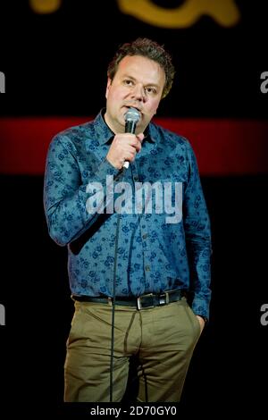 Hal Cruttenden im Shepherd's Bush Empire in London auf der Bühne der war Child Comedy Night, einer Wohltätigkeitsorganisation, die Kindern in konfliktbetroffenen Ländern hilft. Stockfoto